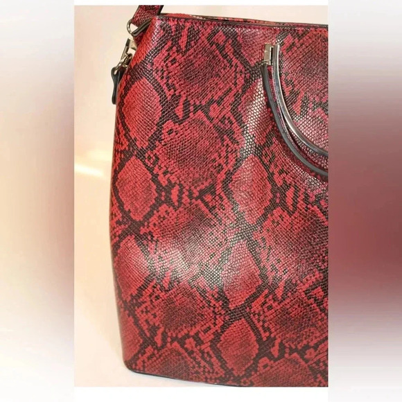 Sassy Jones NEW Pamela Snake Print ReEmbossed Large Crossbody Bag - Picture 7 of 16